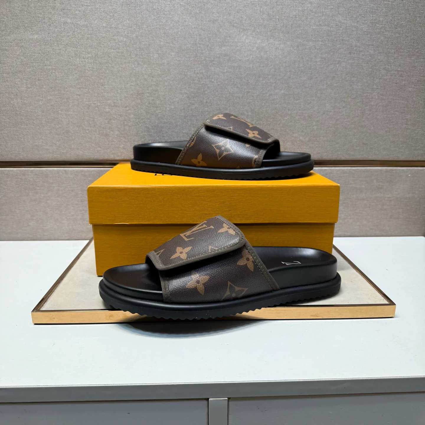 ⬛️Men's shoes 💰p320 [LV～] Men's casual slippers 2025z cabinet sales simultaneously 🔶Size: 38-44 #️⃣ 🔷3 colors🔜The upper is made of multi-material splicing ➕Genuine leather lining, comfortable and breathable, sole: original comfortable and wear-resistant outsole, ⚠️real thing📱photographed🎬real thing is better📢📢📢